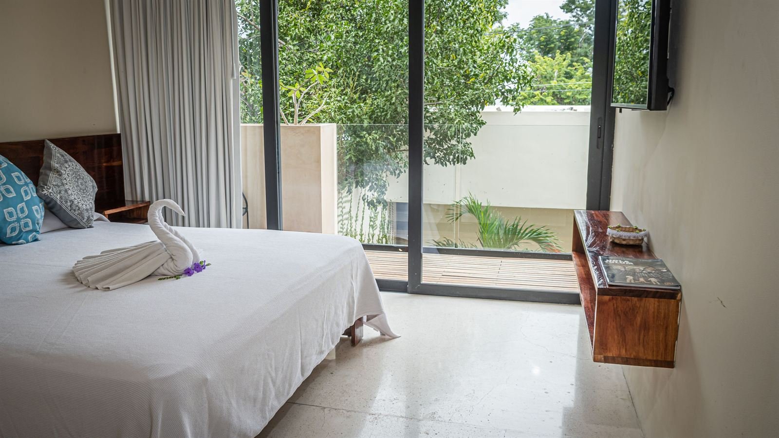 Moonshine Tulum Hotel: Deluxe double room with a king bed and green views