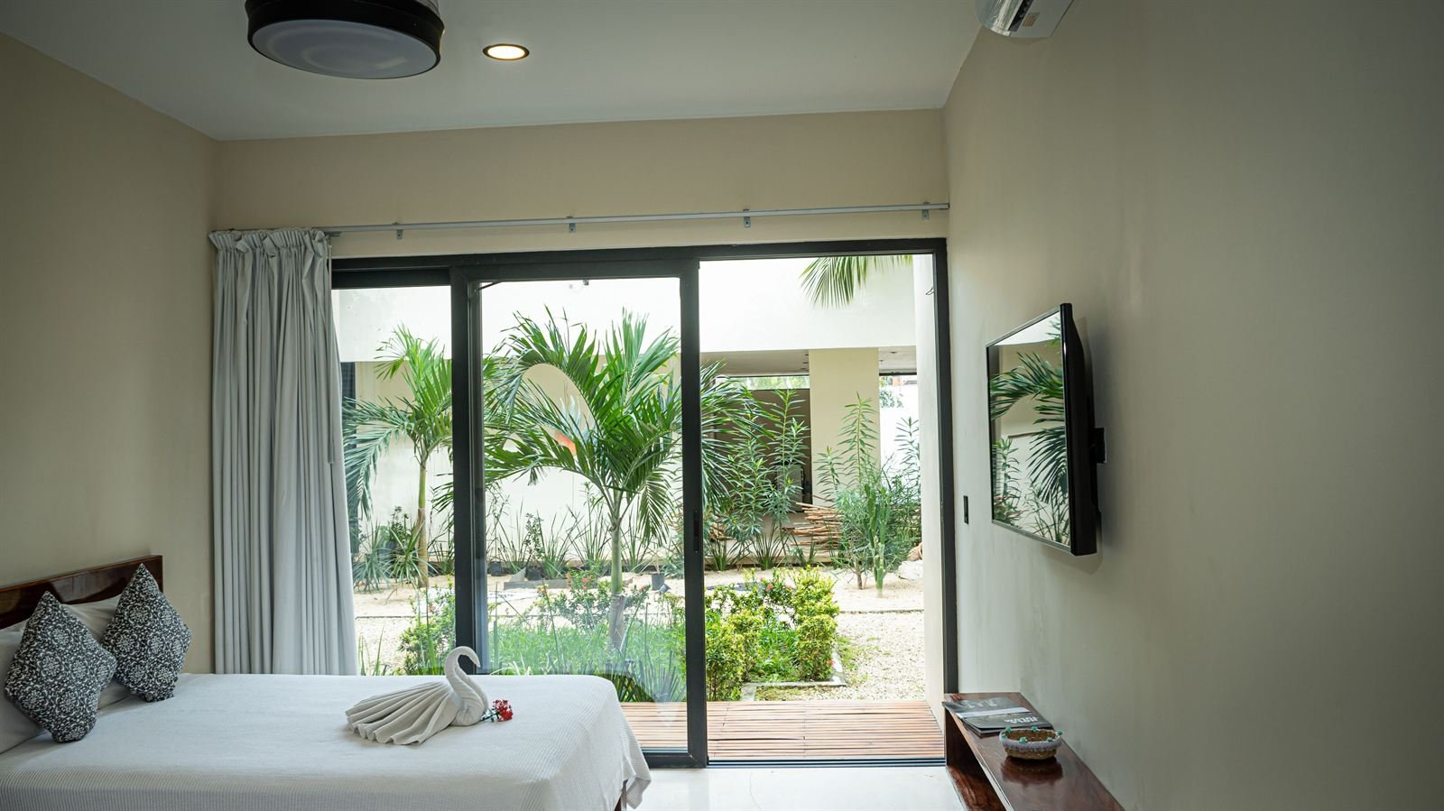 Moonshine Tulum Hotel: room with a sliding glass door onto the garden