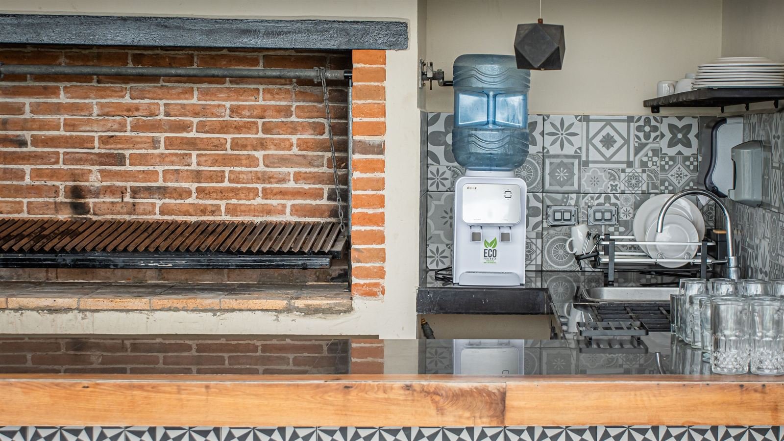 Moonshine Tulum Hotel: shared kitchen with a water dispenser